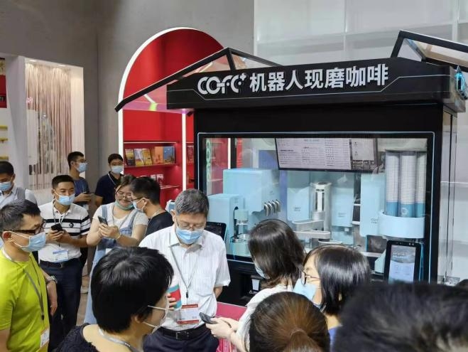 上海市委宣传部副部长、国资委副主任王亚元莅临文博会现场，视察“cofe+机器人咖啡亭”